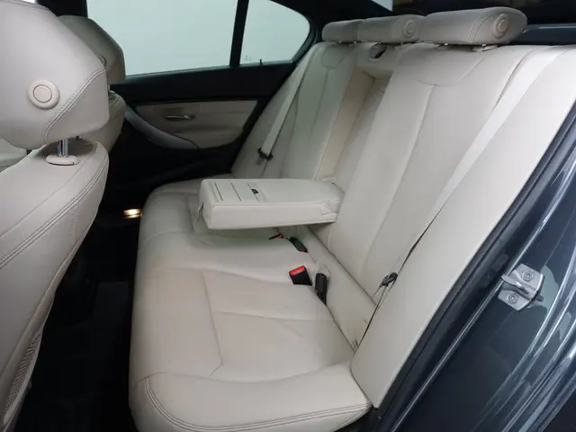 BMW 3 Serie 330e M Performance Aut- 2016 Hybride Benzine 29