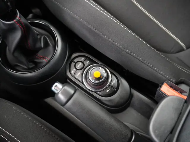 MINI Cooper Business 2018 Benzine 15