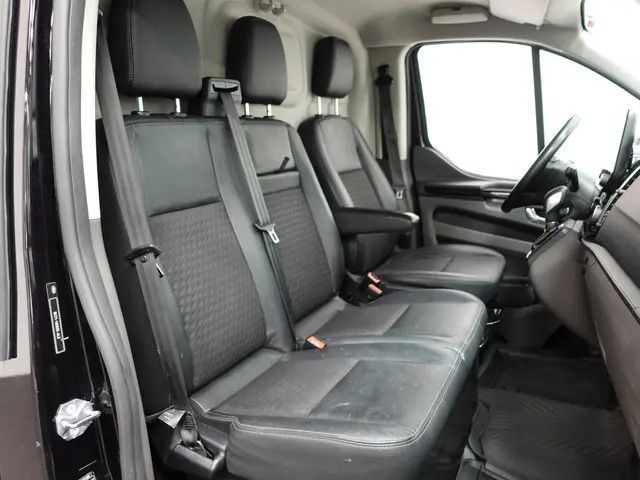 Ford Transit Custom 320 2.0 TDCI L2H1 Sport 2023 Diesel 36