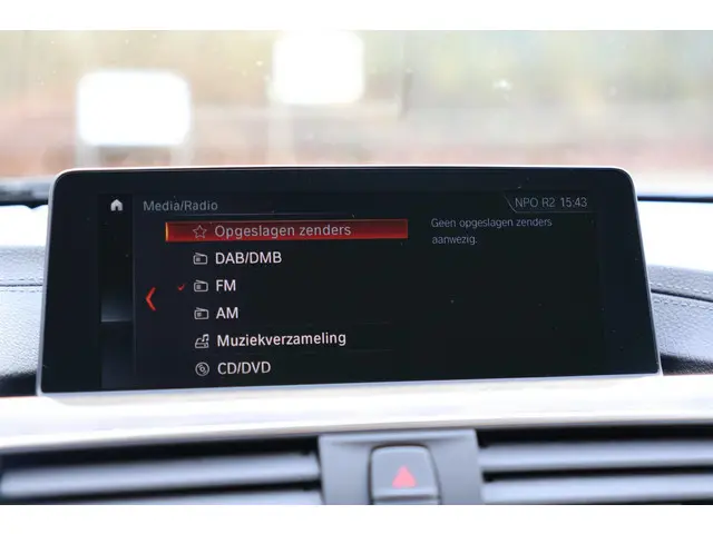 BMW 3 Serie 318i Luxury Edition 2019 Benzine 31