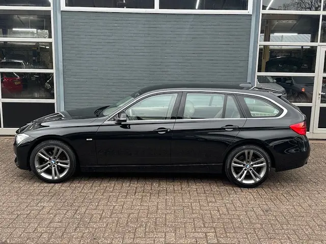 BMW 3 Serie Touring 316i High Executive 2014 Benzine 2