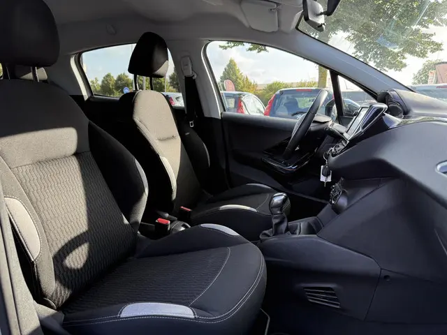 Peugeot 208 1.2 PureTech Style 2015 Benzine 9