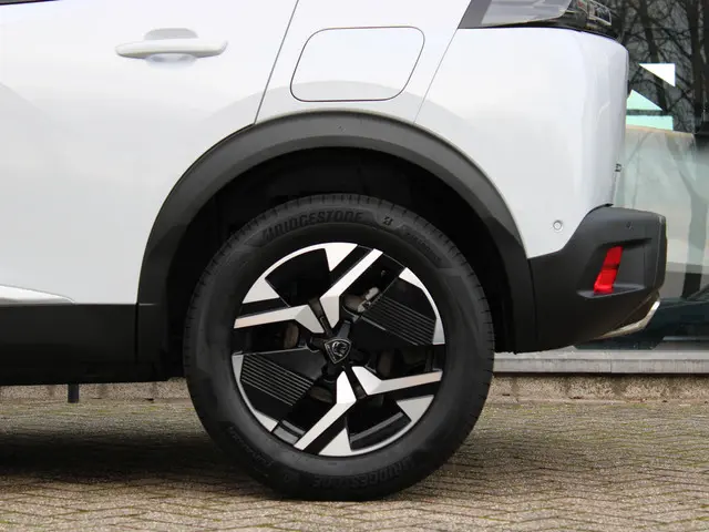 Peugeot 2008 1.2 Hybrid 145 GT 2026 Hybride Benzine 10