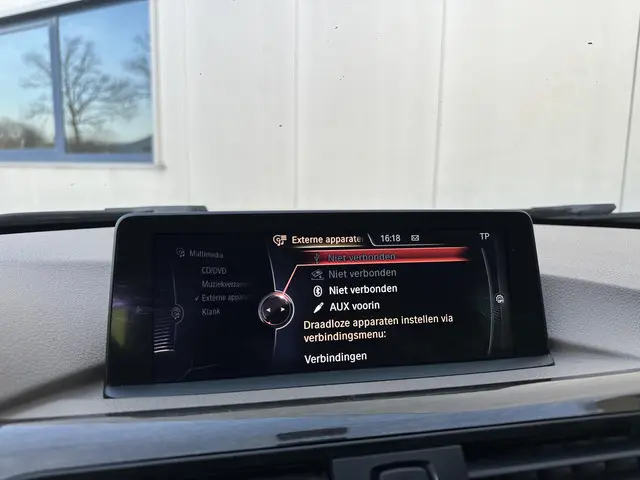 BMW 3 Serie 320i Executive 2013 Benzine 30