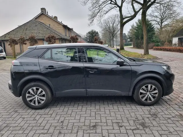 Peugeot 2008 1.2 PT Active Pack ( MOTORSCHADE ) 2023 Benzine 6
