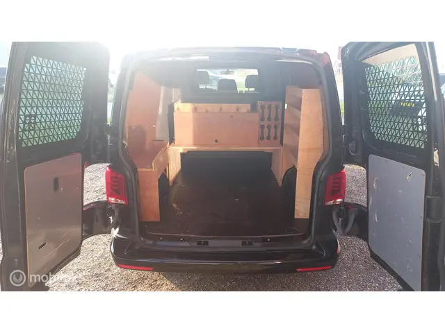 Volkswagen Transporter 2.0 TDI L2H1 30 DC 2021 Diesel 12