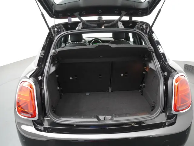 MINI 5-Deurs Cooper 2019 Benzine 25