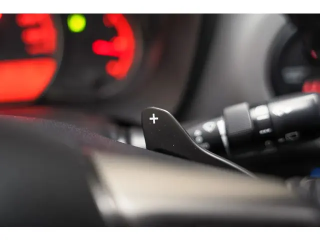 Toyota Yaris 1.3 VVT-i[5-Deurs Leder Navi] 2016 Benzine 17