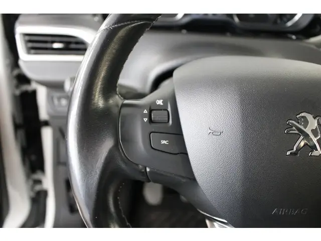Peugeot 2008 1.2 PureTech Allure 130 PK. 2018 Benzine 17