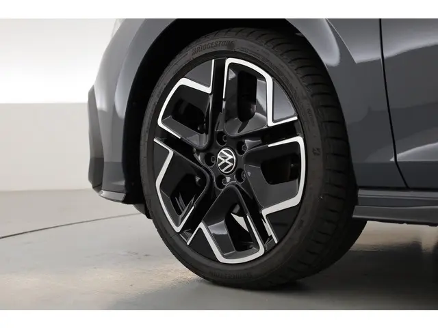 Volkswagen Golf 1.5 eTSI R-Line DSG 2024 Benzine 36