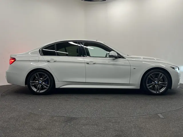 BMW 3 Serie 330i M Sport Edition 2018 Benzine 35