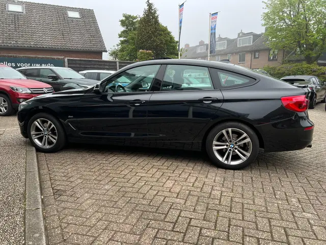 BMW 3 Serie 330i High Executive 2019 Benzine 33