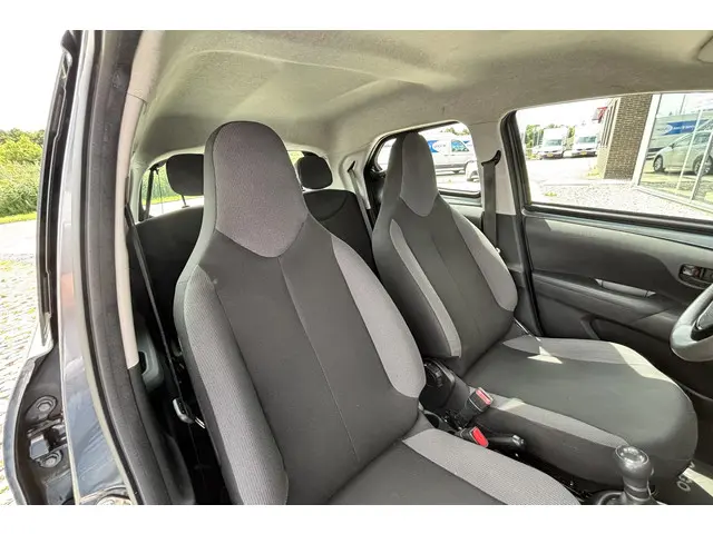 Toyota Aygo 1.0 VVT-i x-fun, Bluetooth, Airco 2021 Benzine 36