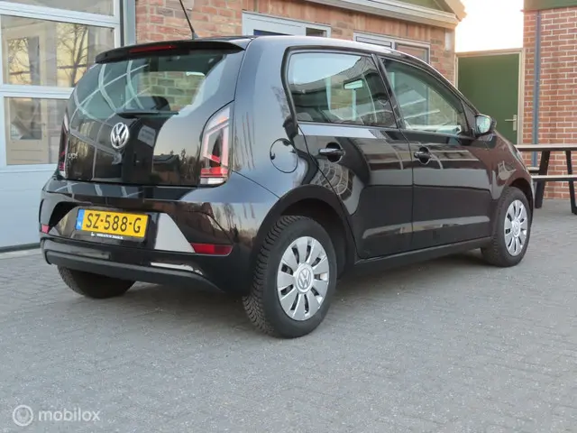 Volkswagen up! 1.0 BMT move up! 2018 Benzine 2