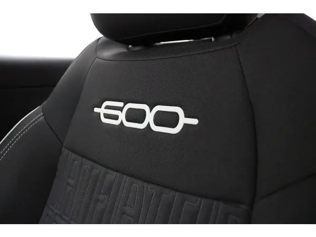Fiat 600 1.2 Hybrid Black Edition 2025 Benzine 23