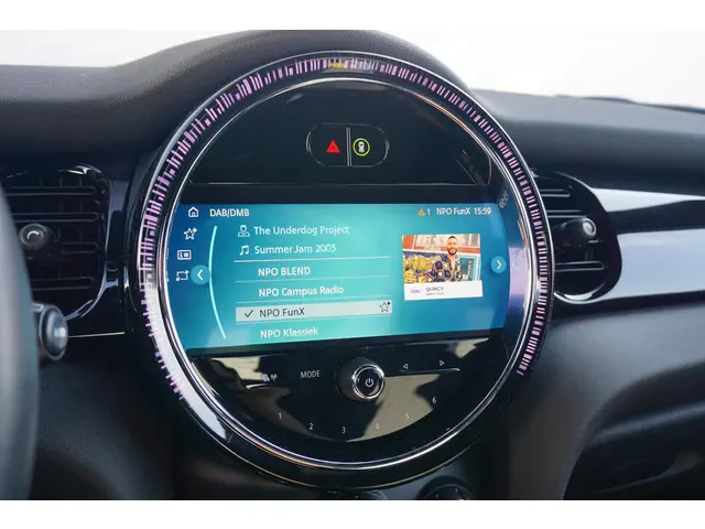 MINI 5-Deurs Cooper Camden Edition 2023 Benzine 19