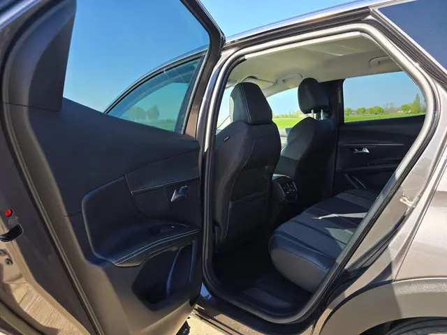 Peugeot 3008 1.2 PureTech Active 2022 Benzine 27