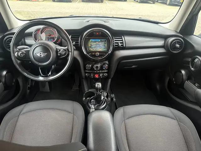 MINI Cooper Mini 1.5 Business , navigatie , pdc 2017 Benzine 8
