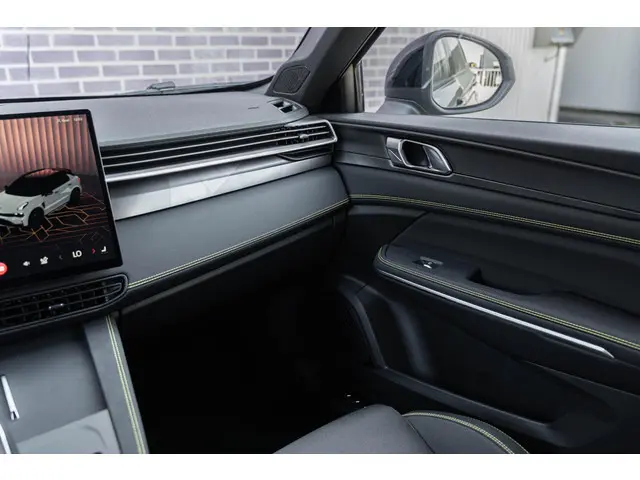 Lynk & Co 01 1.5 Core Plug-in Hybrid 2025 Hybride Benzine 8