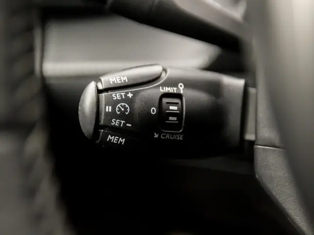 Peugeot 2008 1.2 PureTech Allure Sport 2021 Benzine 21