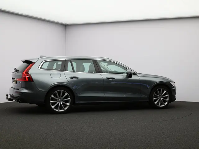 Volvo V60 2.0 T4 Momentum Pro 2019 Benzine 31