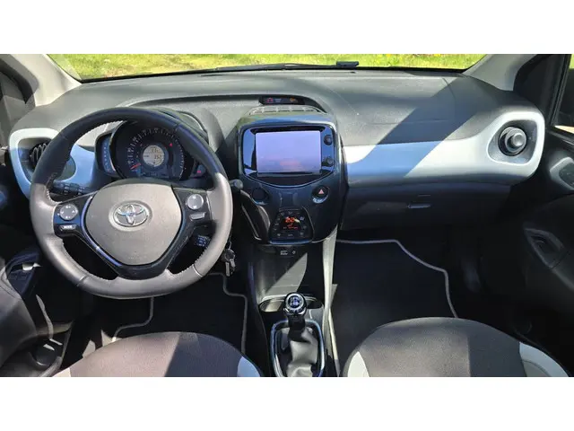 Toyota Aygo 1.0 VVT-i x-clusiv cabrio 2017 Benzine 10
