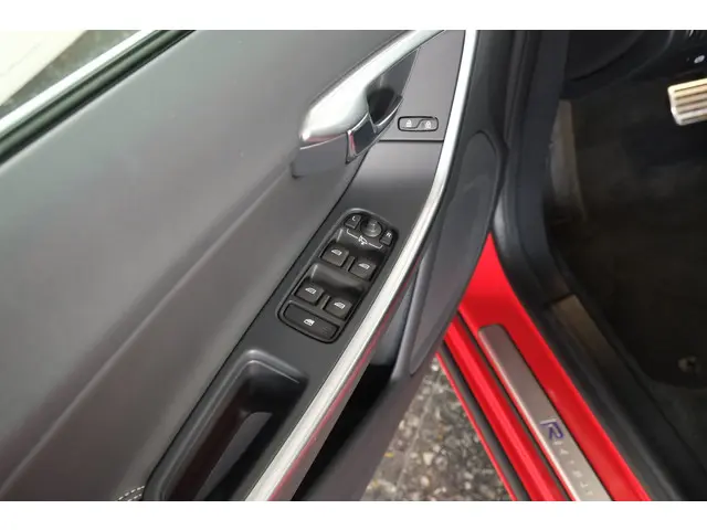 Volvo V60 2.0 T4 R-Design 2018 Benzine 21