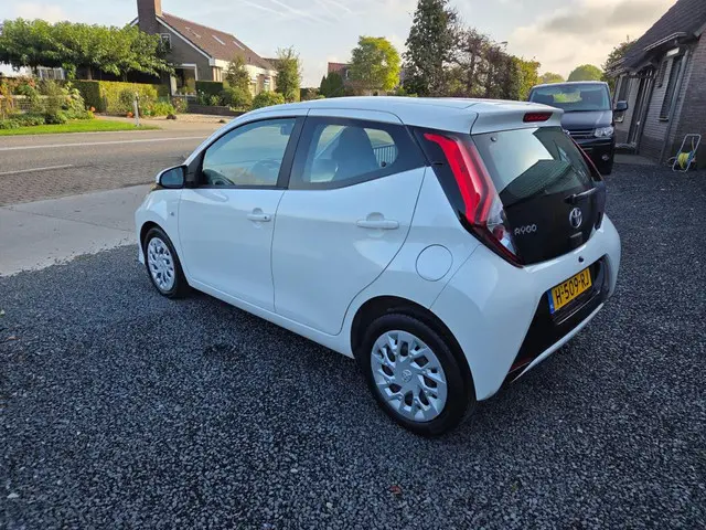 Toyota Aygo 1.0 VVT-i x-play 2020 Benzine 4