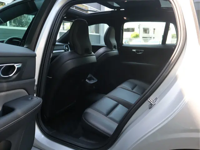 Volvo V60 2.0 T4 R-Design 2020 Benzine 4