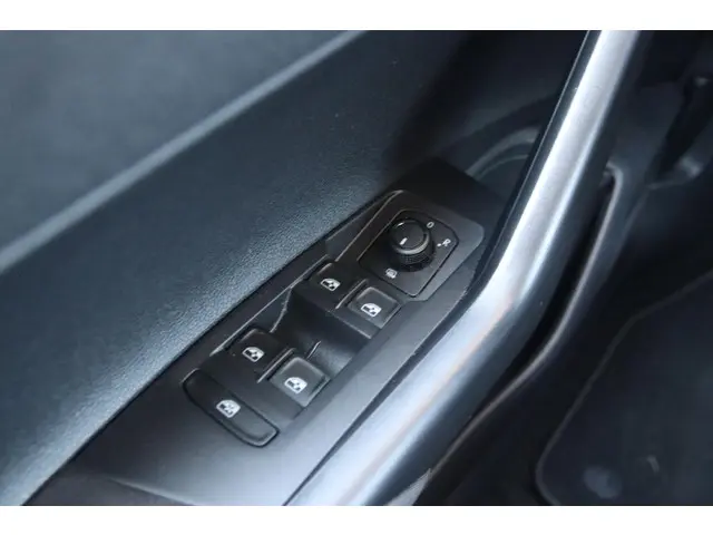 Volkswagen Polo 1.0 TSI R-LINE DSG AUT. 2021 Benzine 26