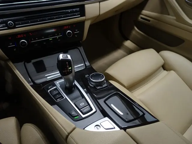 BMW 5 Serie 528i High Executive Iuxury Aut- 2014 Benzine 9