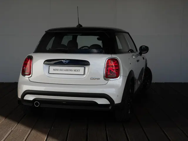 MINI 3-Deurs Cooper Aut. 2023 Benzine 2