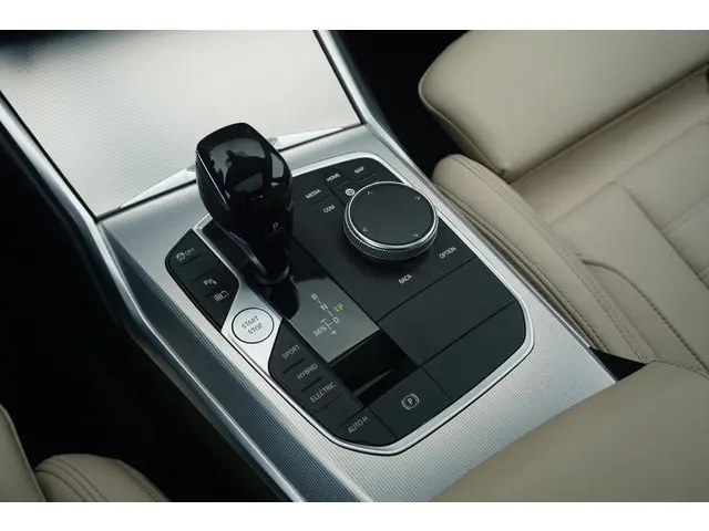 BMW 3 Serie Sedan 320e 2022 Hybride Benzine 15