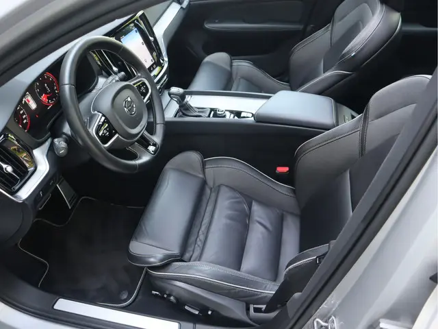 Volvo V60 2.0 T4 R-Design 2020 Benzine 24