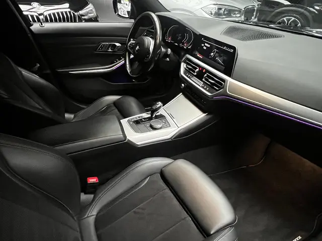 BMW 3 Serie 320i M-sport 2019 Benzine 10