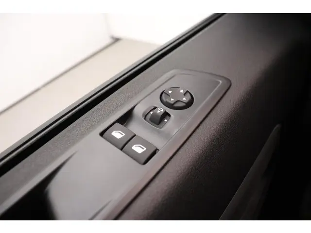 Peugeot e-Expert EV L3 75 kWh 2023 Elektrisch 16