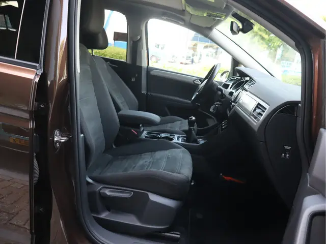 Volkswagen Touran 1.2 TSI Connected Series 2017 Benzine 47
