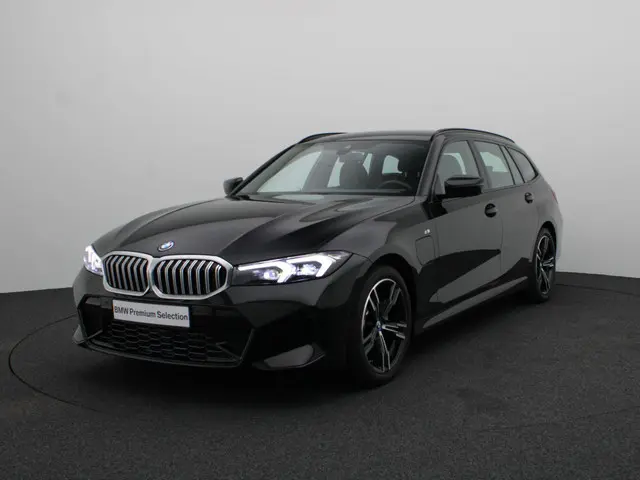 BMW 3 Serie Touring 320e 2023 Hybride Benzine 32