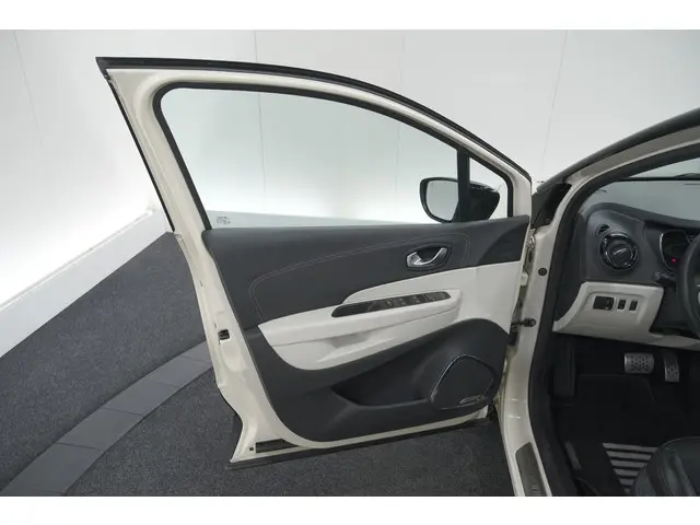 Renault Captur TCe 120 EDC Initiale Paris 2017 Benzine 68