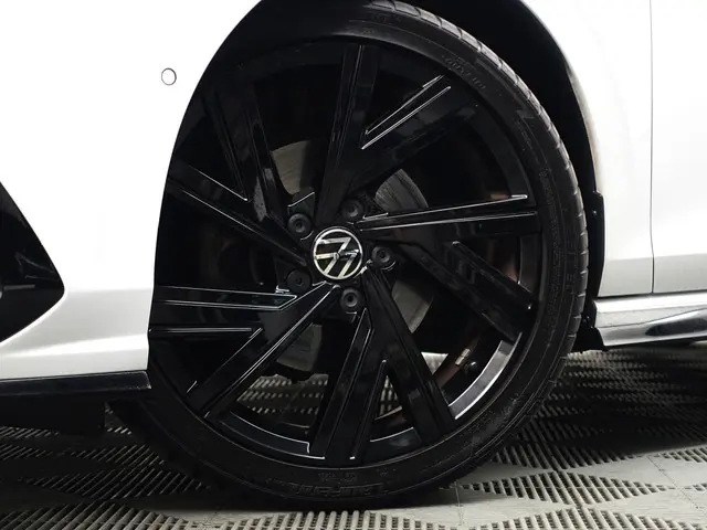 Volkswagen Golf 1.5 eTSI R Line Aut- 2020 Hybride Benzine 29