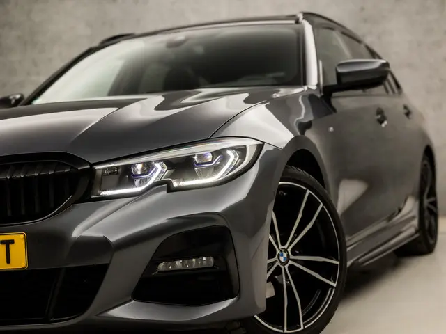 BMW 3 Serie Touring 318i M Sport 2021 Benzine 16