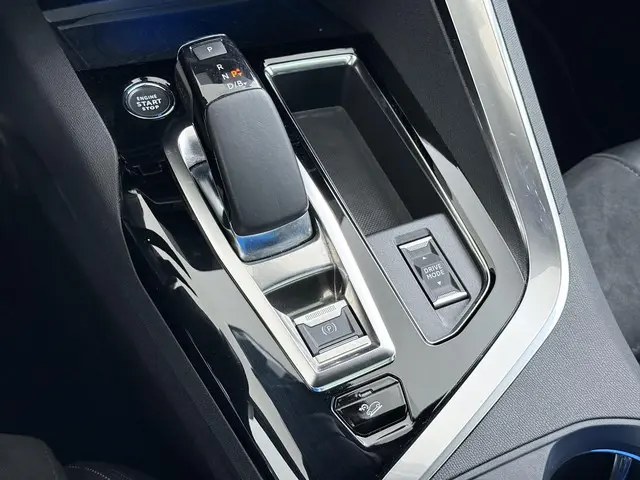 Peugeot 3008 1.6 HYbrid4 300 GT 2022 Hybride Benzine 40