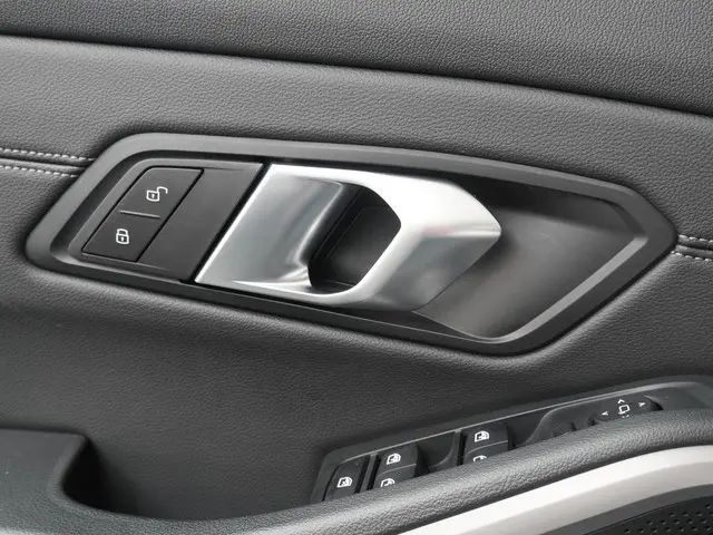 BMW 3 Serie 318i Executive Edition 2020 Benzine 18