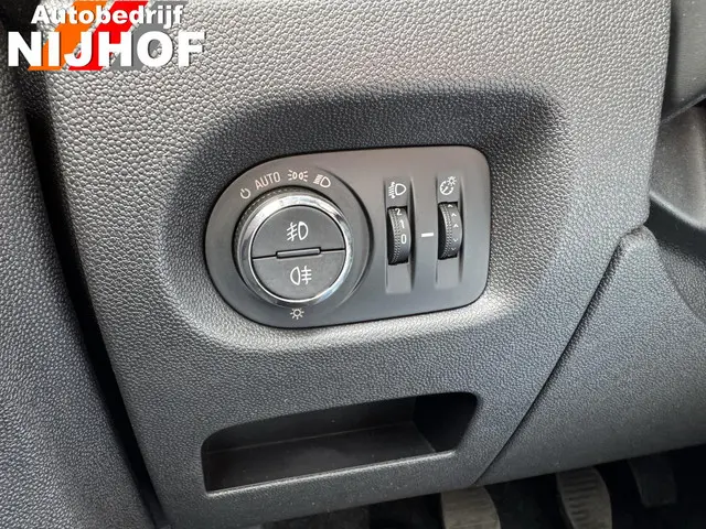 Opel Corsa 1.4-16V 2012 Benzine 17