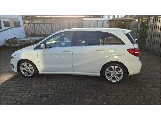 Mercedes-Benz B-Klasse 200 Prestige 2018 Benzine 4