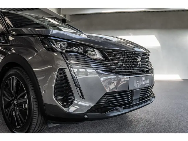 Peugeot 3008 1.6 HYbrid 225 GT 2023 Hybride Benzine 8