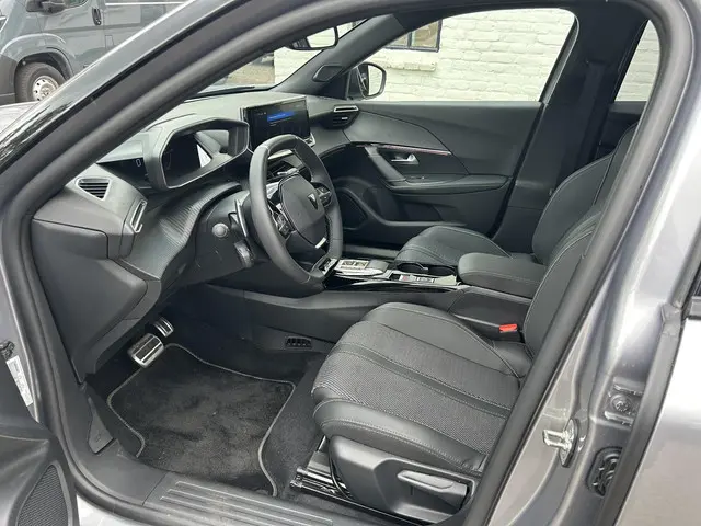 Peugeot 2008 1.2 Hybrid 145 GT 2025 Hybride Benzine 7