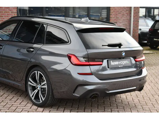 BMW 3 Serie Touring 320i M-Sport 2020 Benzine 54