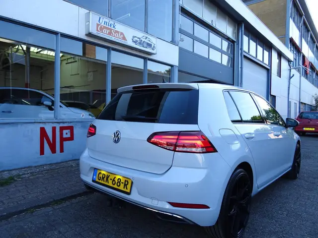 Volkswagen Golf 1.4 TSI Highline Business R 2017 Benzine 4