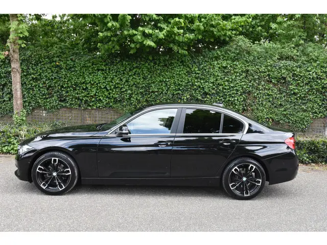 BMW 3 Serie 320i Corporate Lease Executive 2017 Benzine 3